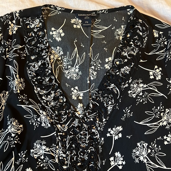 Banana Republic petite small Floral Blouse - Picture 3 of 4